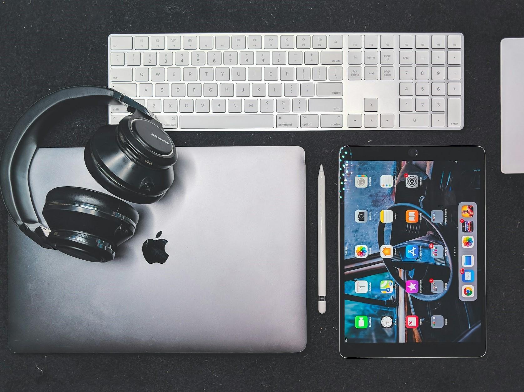 tech on desk dark colors by joshua oluwagbemiga from unsplash