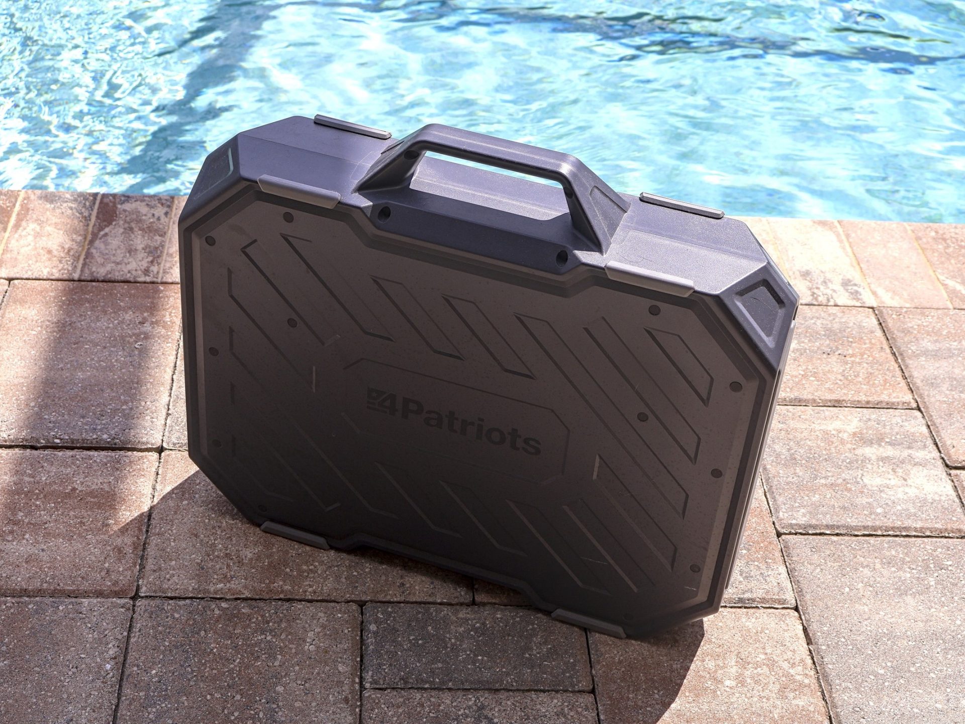 4Patriots AlphaCase Elite next to pool in sun